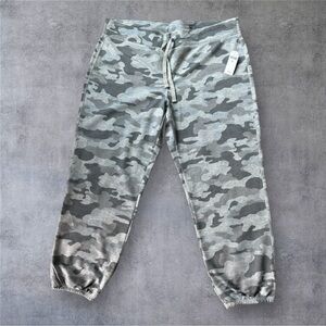 Women’s Gap Camouflage Joggers - NWT - Large Regular